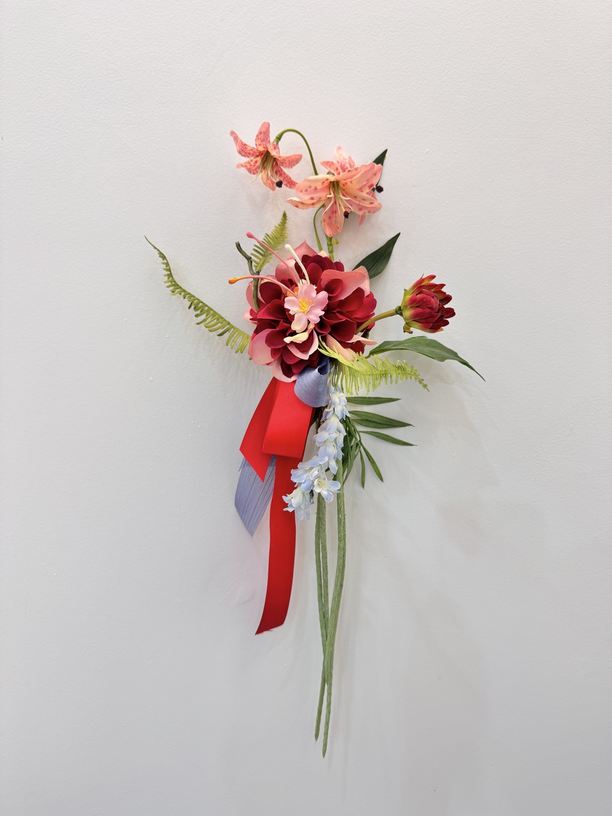 벽에 건 레드 톤 아트오브제 코사지 — 작품명 매칭 확인 중
